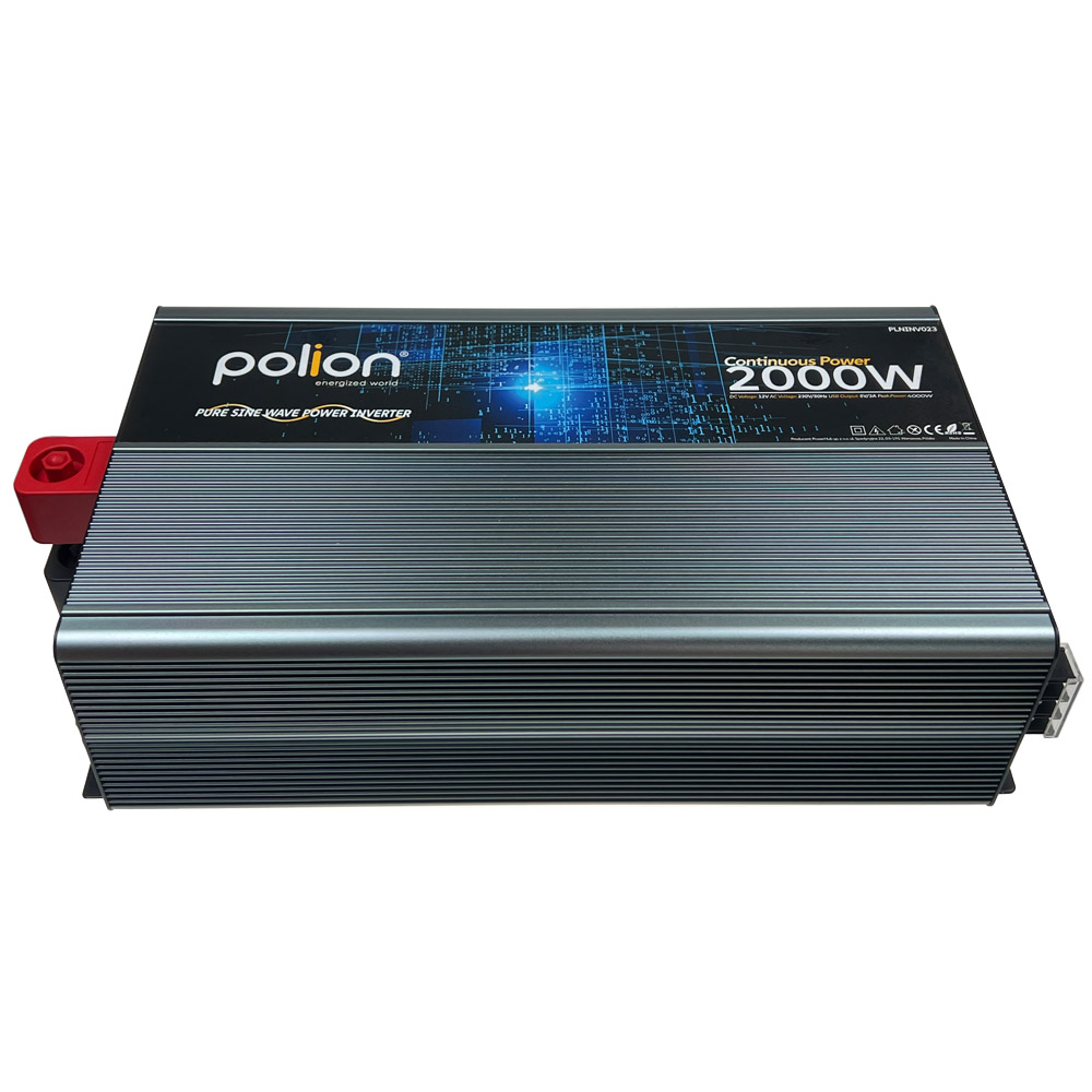 Srebrny falownik Polion 2000W. Ma czarny wierzch z nazwą marki i specyfikacjami. Czerwone złącze po lewej stronie.