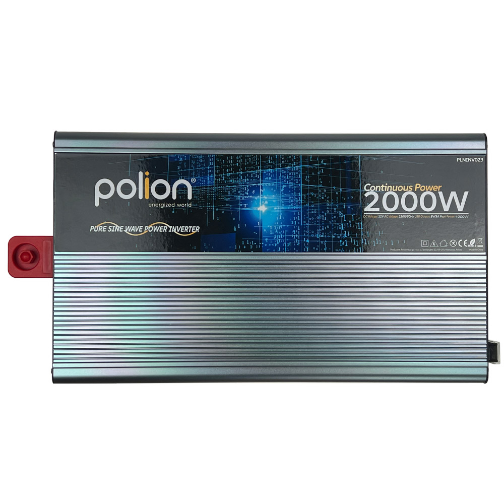 Srebrno-czarny falownik Polion z czerwonym złączem. Posiada wyświetlacz cyfrowy i tekst wskazujący moc ciągłą 2000W.