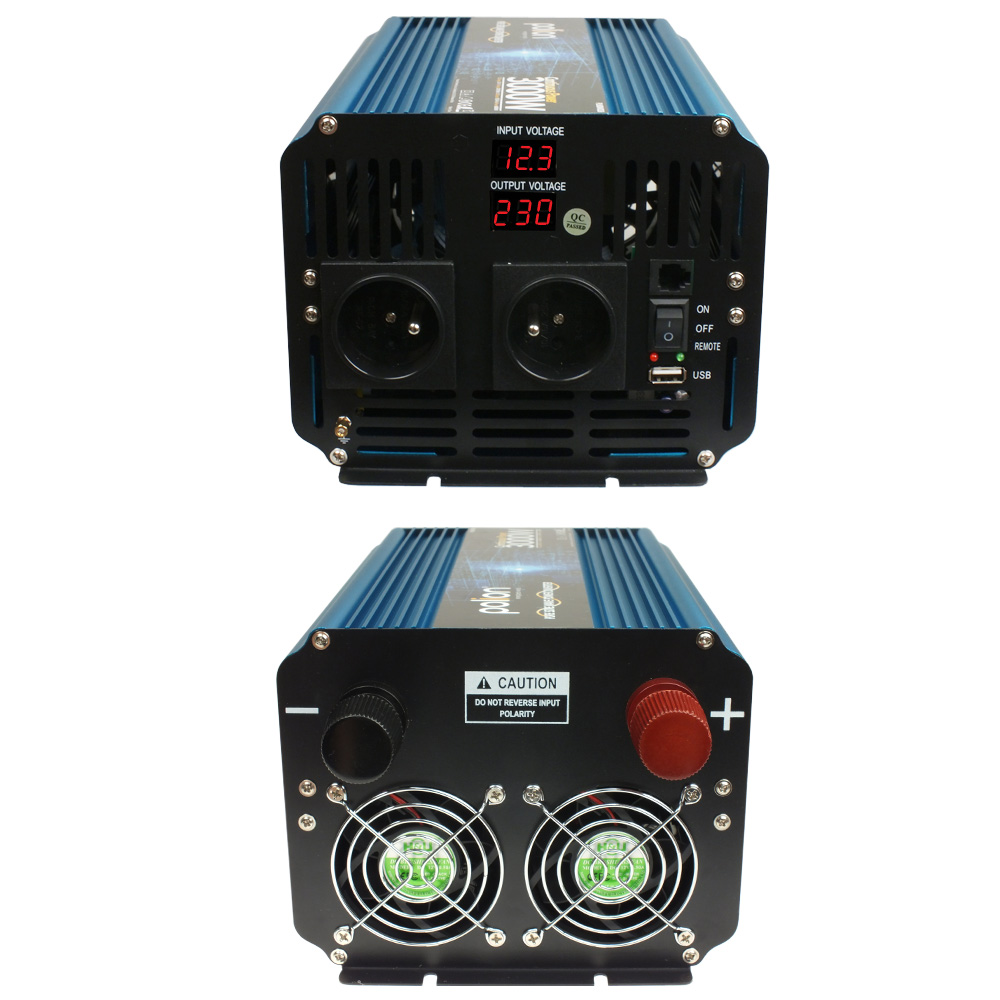 Niebiesko-czarny falownik z cyfrowym wyświetlaczem napięcia. Gniazda, USB i wentylatory. Widoczna etykieta ostrzegawcza.