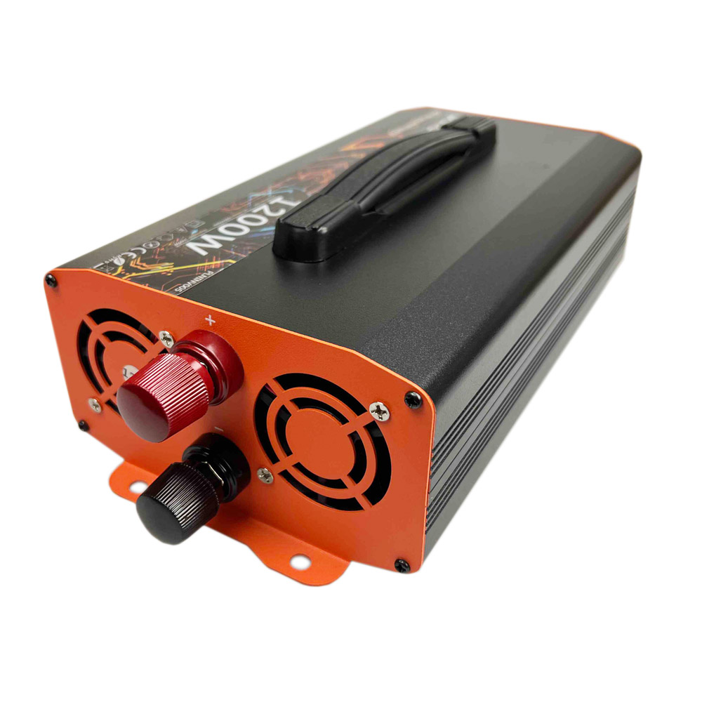 Czarno-pomarańczowy falownik. Ma uchwyt na górze. Z przodu znajdują się dwa czerwone i czarne pokrętła oraz dwa otwory wentylatora.