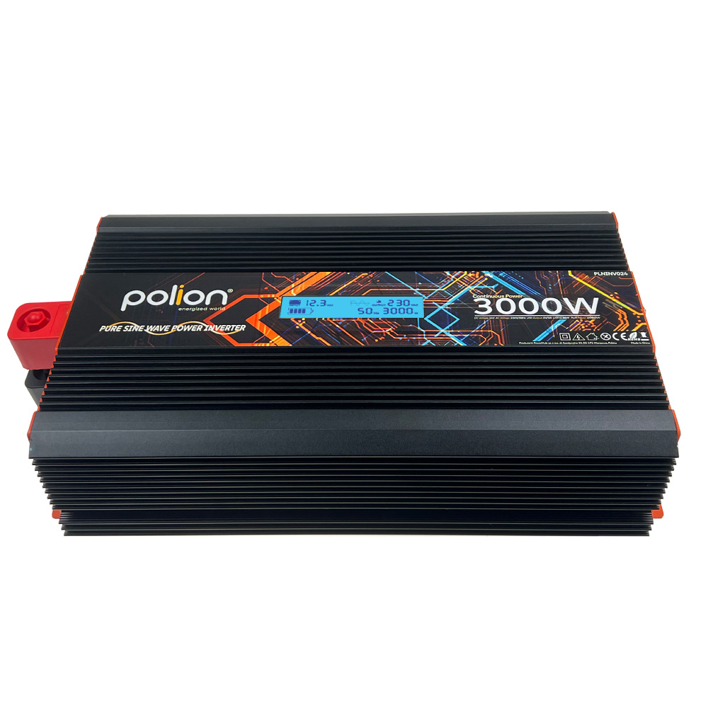 Czarny falownik Polion 3000W, z wyświetlaczem cyfrowym pokazującym napięcie i moc, na białym tle.