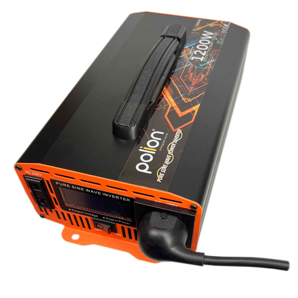 Czarno-pomarańczowy inwerter z uchwytem, oznaczony 'polion' i '1200W'. Ma wyświetlacz i przewód zasilający.