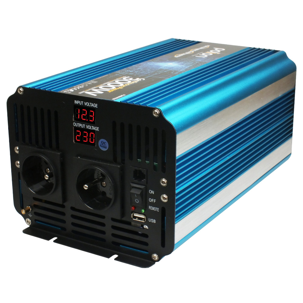 Niebiesko-srebrny falownik. Ma dwa gniazda, cyfrowy wyświetlacz napięcia i port USB.