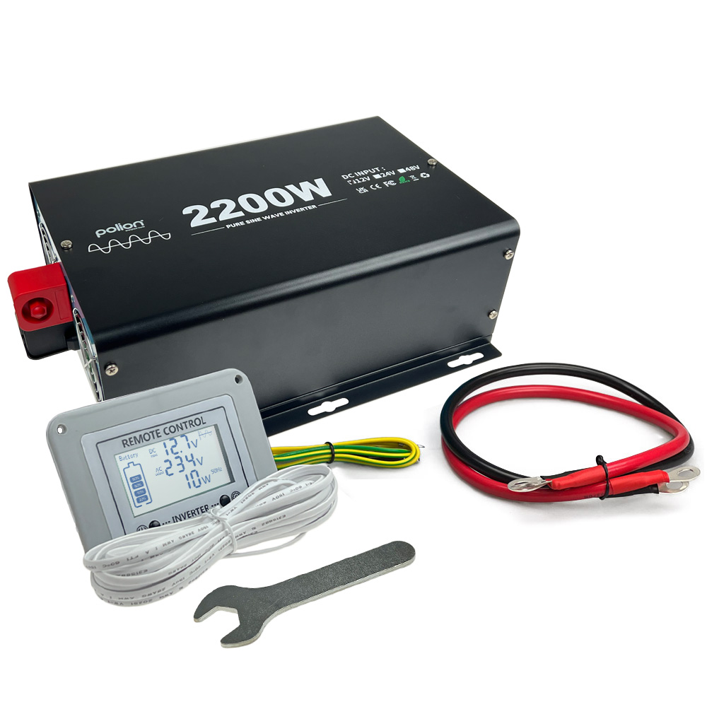 Czarny falownik z pilotem i kablami. Zawiera klucz. Wyświetlacz pokazuje napięcie i moc.