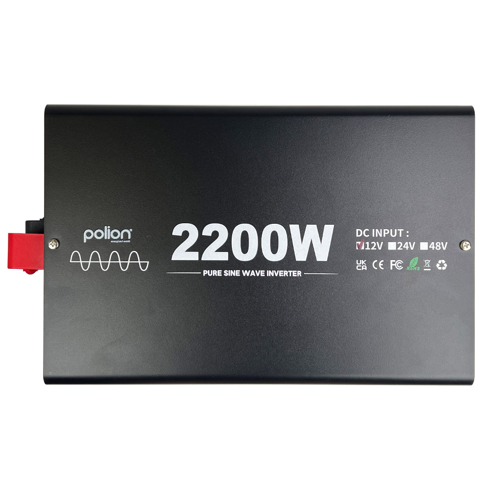 Czarny falownik. Ma biały tekst z napisem '2200W', 'Pure Sine Wave Inverter' i 'polion'. Czerwone złącze z boku.