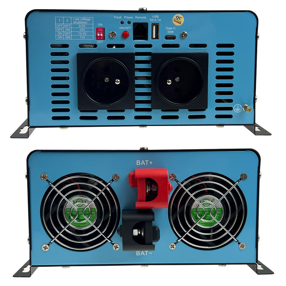 Niebieski falownik z wentylatorami, portami i etykietami. Górna sekcja: przełączniki i gniazda. Dolna sekcja: wentylatory i zaciski akumulatora.