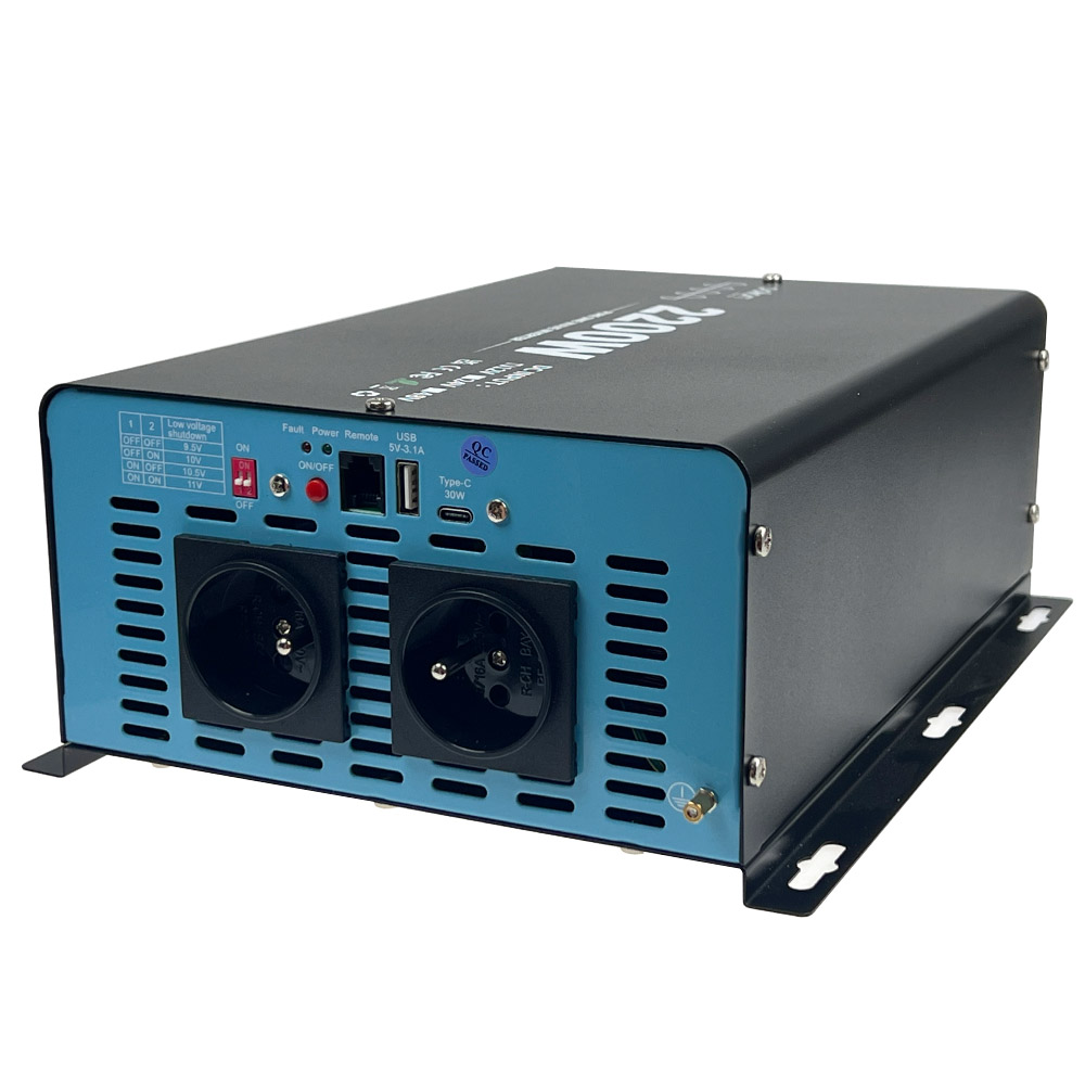 Czarno-niebieski falownik z dwoma gniazdami, portami USB i Type-C. Posiada kilka przycisków i wskaźników.