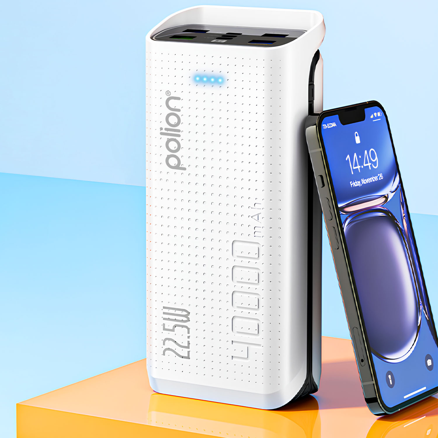 Biały power bank z telefonem opartym o niego. Telefon wyświetla godzinę i datę. Niebieskie i pomarańczowe tło.