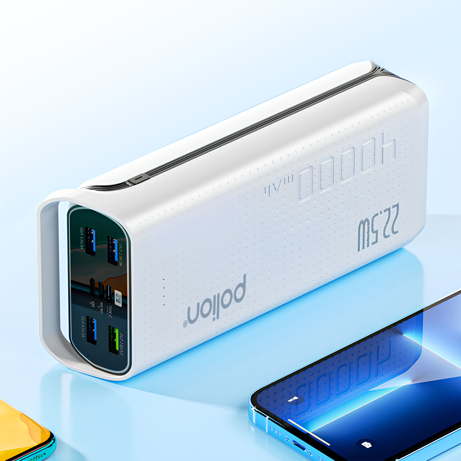 Biały power bank z cyfrowym wyświetlaczem i wieloma portami leży na niebieskiej powierzchni. Obecne są smartfony. Tło jest niebieskie.