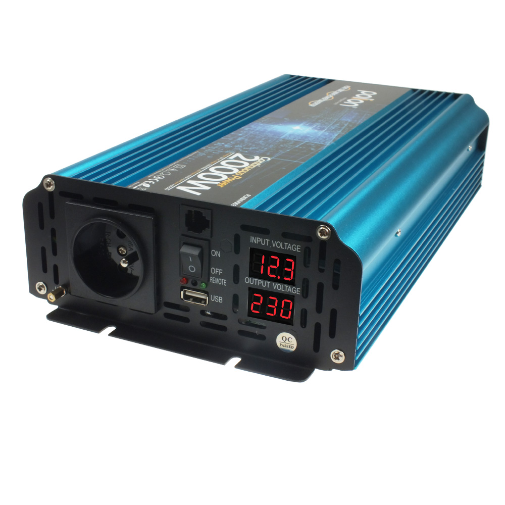 Niebieski falownik z cyfrowymi wyświetlaczami pokazującymi odczyty napięcia. Posiada gniazdo, port USB i przełącznik on/off.