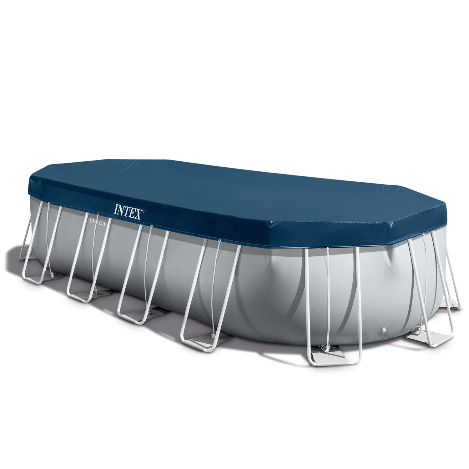 Basen naziemny z niebieskim pokrowcem. Basen ma szarą wykładzinę i białą metalową ramę, z widoczną marką 'INTEX'.