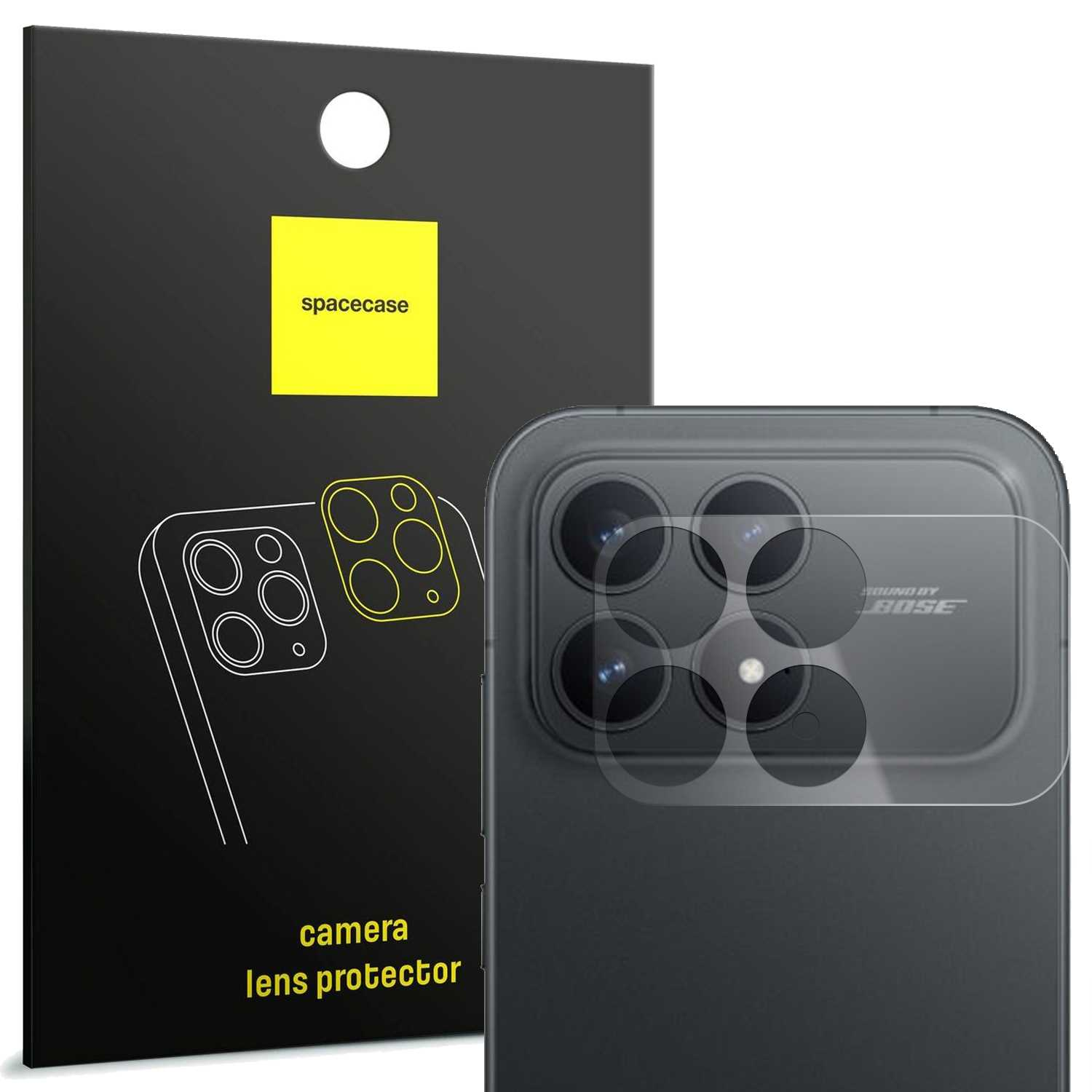 Opakowanie ochronne na obiektyw aparatu i telefon. Opakowanie jest czarne z żółtym tekstem i białym kółkiem. Telefon ma trzy obiektywy.
