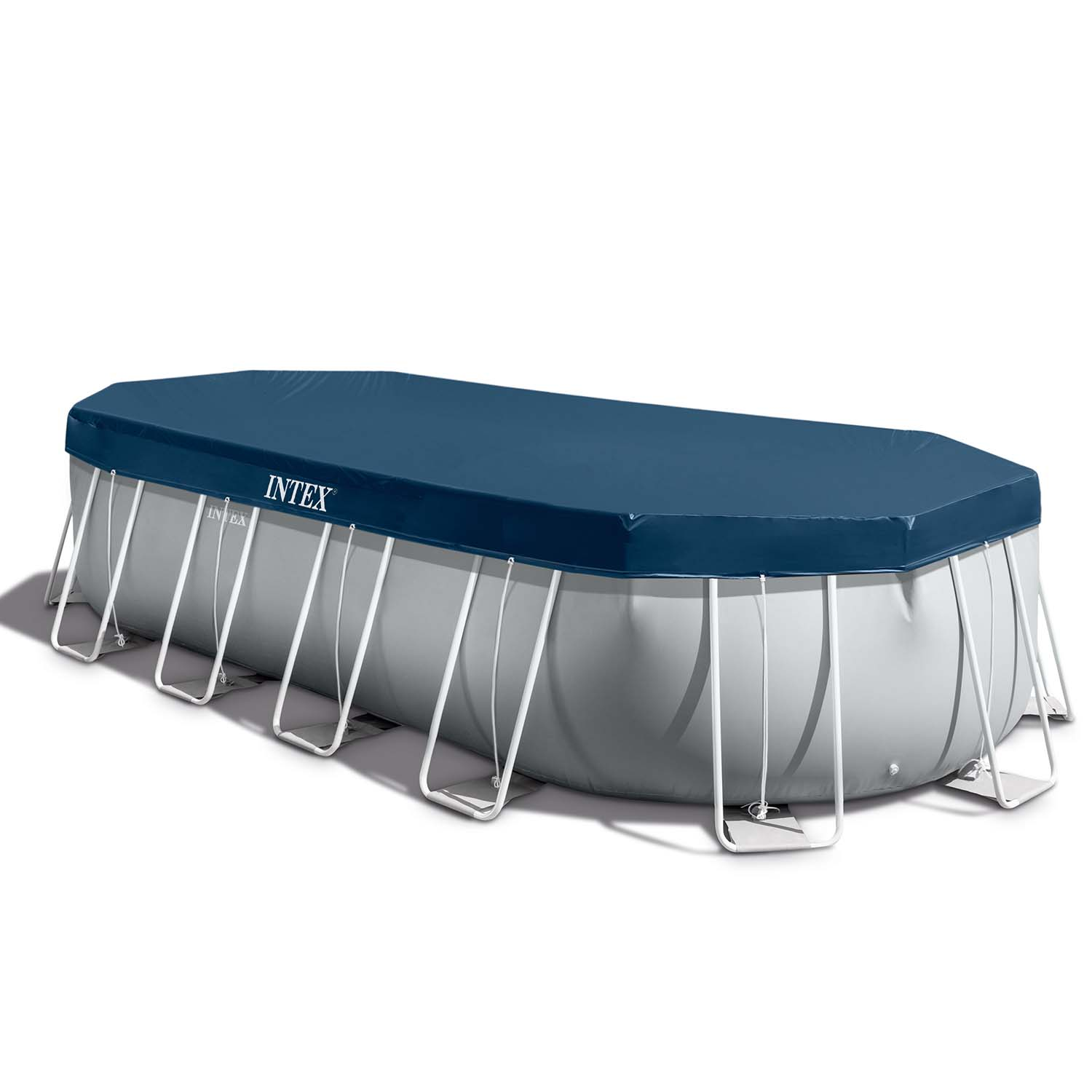 Basen naziemny z niebieską pokrywą. Basen jest prostokątny z metalowymi wspornikami. Widoczne jest logo Intex.