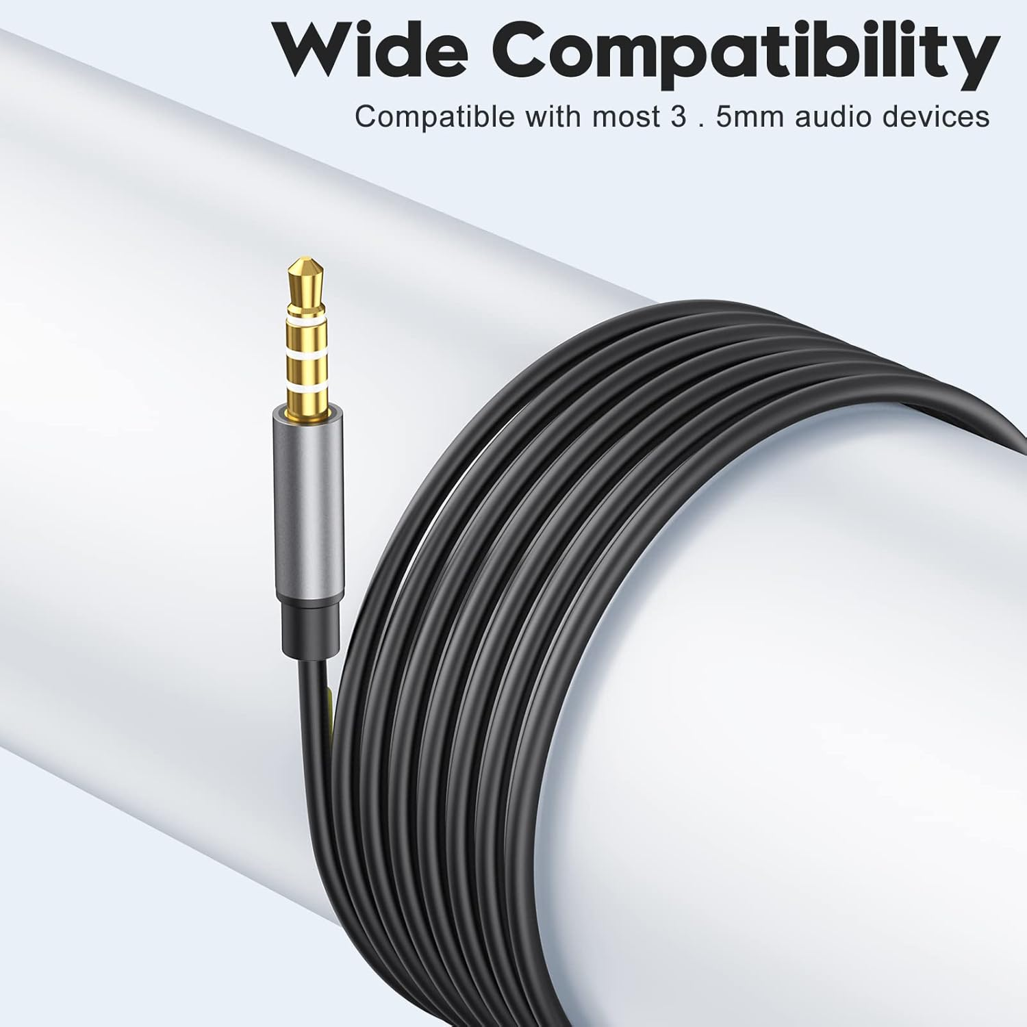 Nahaufnahme eines 3,5-mm-Audiokabels. Ein gold-silberner Stecker ist in ein schwarzes Kabel eingesteckt, das sich um ein weißes Rohr wickelt.
