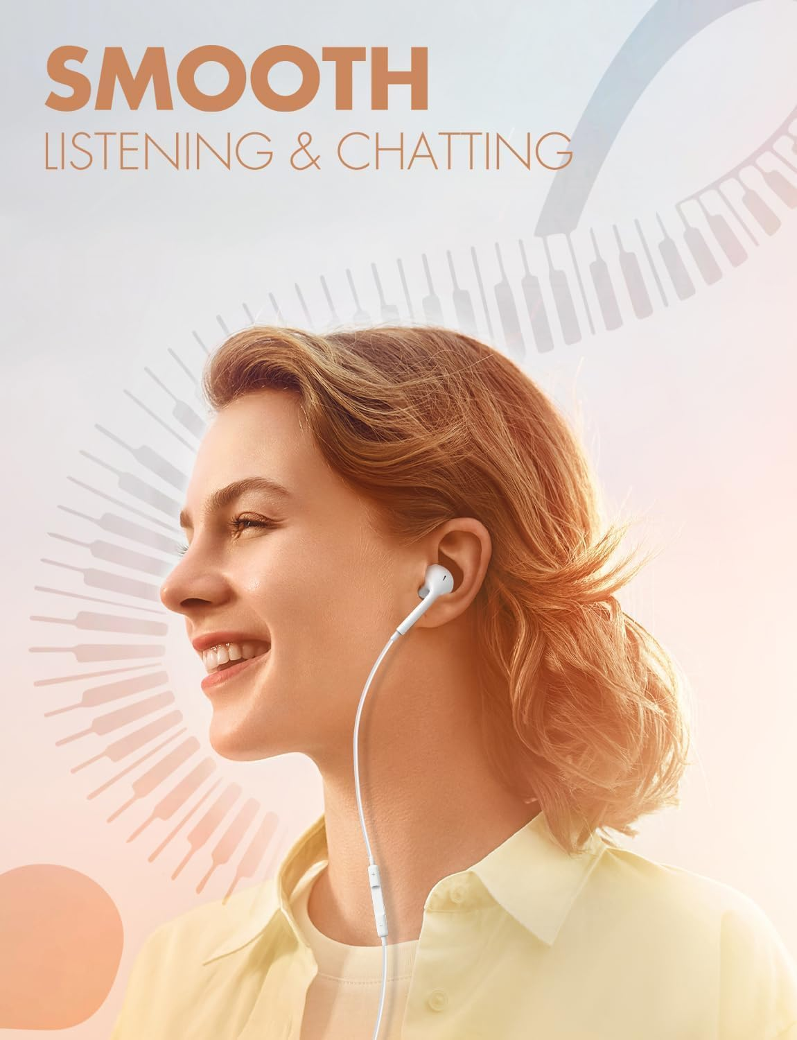 Lächelnde Frau mit Kopfhörer. Der Text lautet Smooth Listening and Chatting. Der Hintergrund hat Noten.