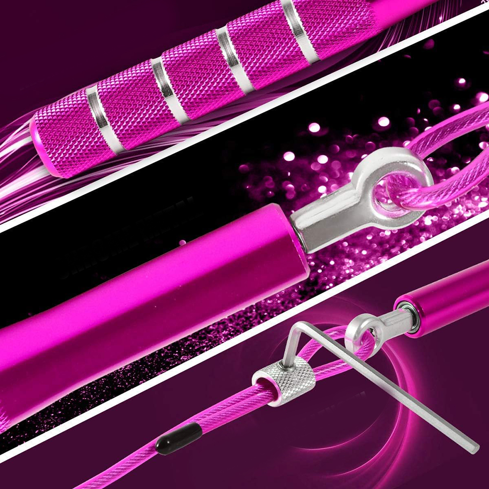 Nahaufnahme eines pinkfarbenen Springseils. Der Griff ist strukturiert mit silbernen Akzenten. Das Kabel ist ebenfalls pink, mit einem silbernen Verbindungspunkt.