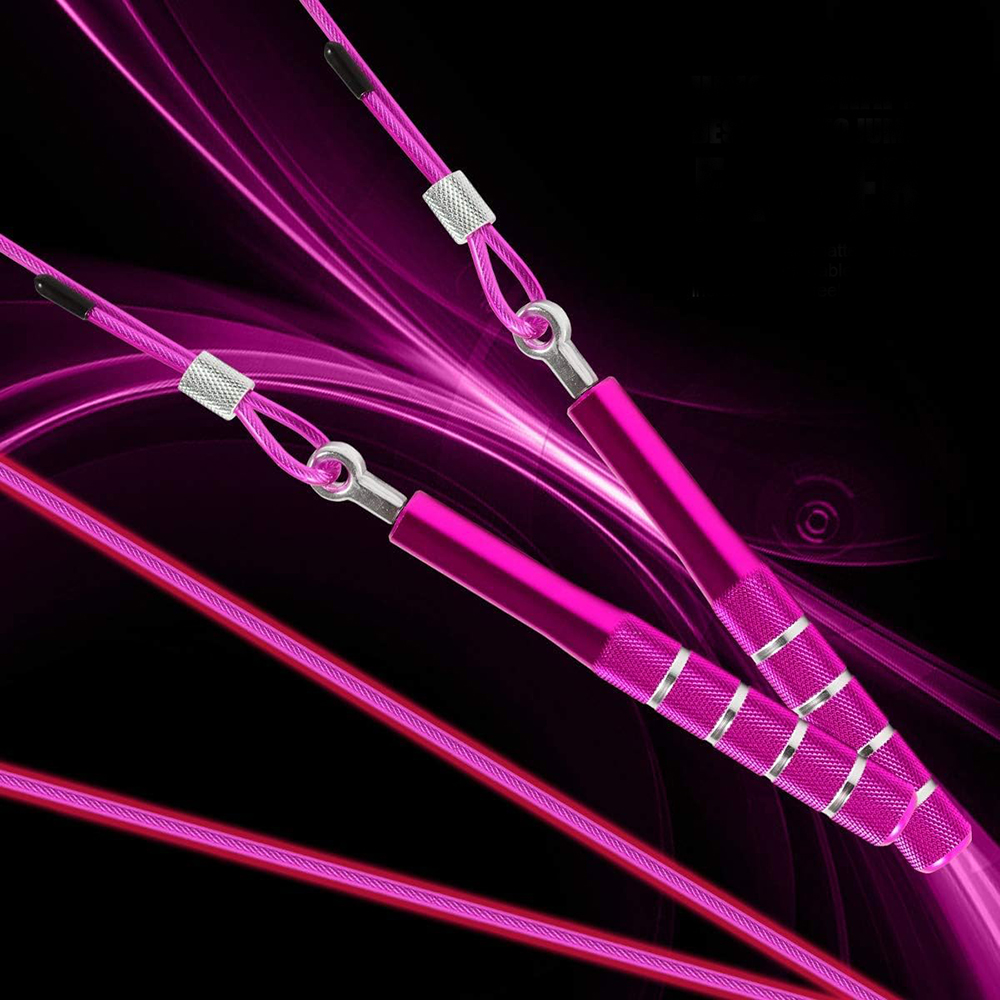 Nahaufnahme eines rosa Springseils. Zwei Griffe sind sichtbar, die an einem rosa Kabel befestigt sind. Abstrakte rosa Linien bilden einen Hintergrund auf Schwarz.