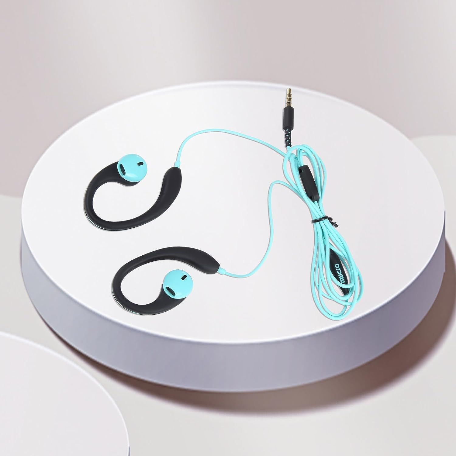 Kopfhörer mit schwarzen Haken und blauen Ohrstöpselspitzen. Ein hellblaues Kabel verbindet sie mit einem schwarzen Stecker.