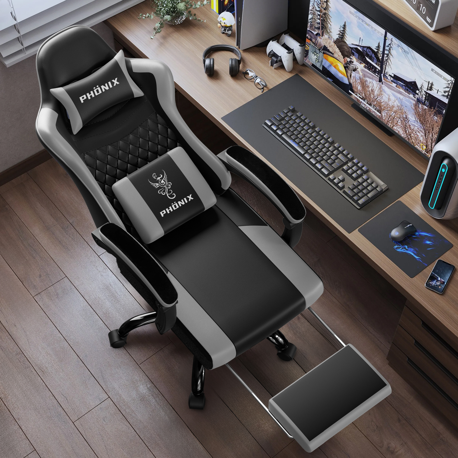 Gaming-Stuhl mit Fußstütze, Schreibtisch mit Computer, Tastatur, Maus und Monitor, der eine Schneeszene zeigt.