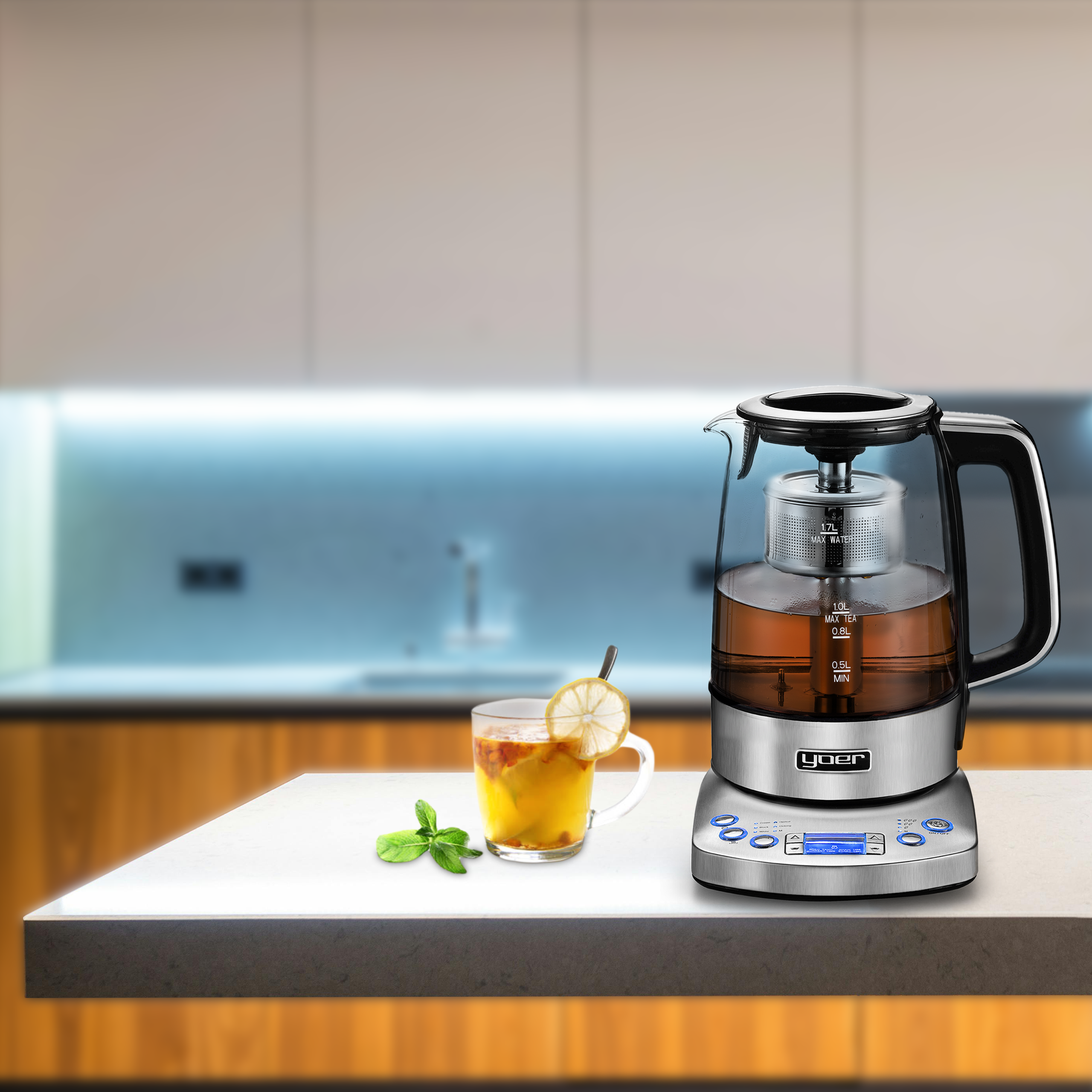 Czajnik z herbatą w środku i filiżanka herbaty z cytryną na blacie. Tło kuchni.