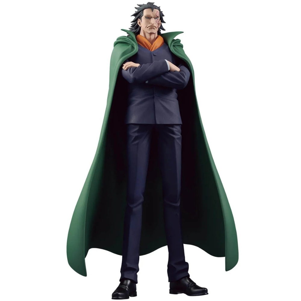 Una figura de un hombre con traje oscuro, capa verde y bufanda naranja. Tiene una cicatriz en la cara, brazos cruzados.