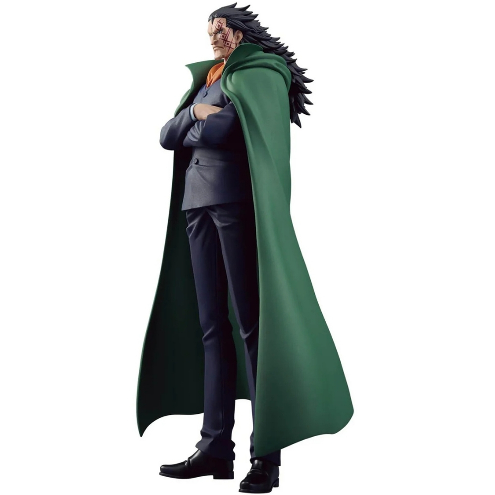 Una figura de un hombre con cabello negro, capa verde, traje azul y una cicatriz en la cara, sobre fondo blanco.