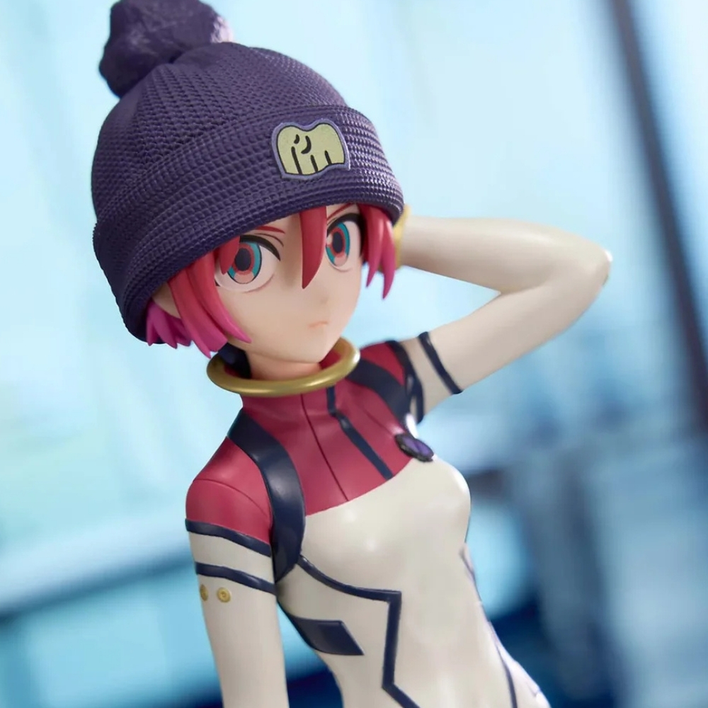 Anime-Figur eines Mädchens mit lila Mütze und weiß-rotem Anzug. Sie hat pinkes Haar und stützt die Hand auf ihren Kopf.