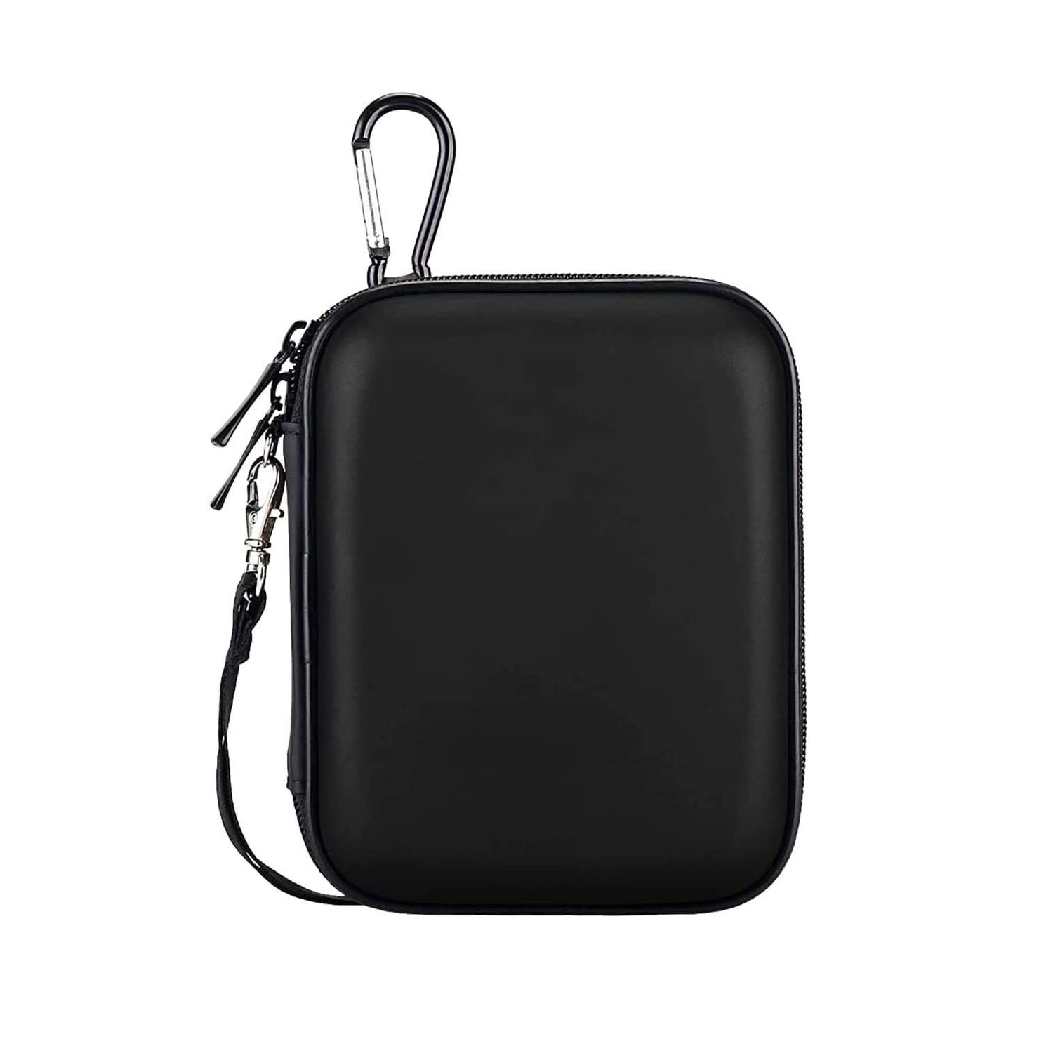Ein schwarzes, quadratisches Etui mit Reißverschluss, Karabiner und Riemen. Es befindet sich auf weißem Hintergrund. Das Etui ist geschlossen.