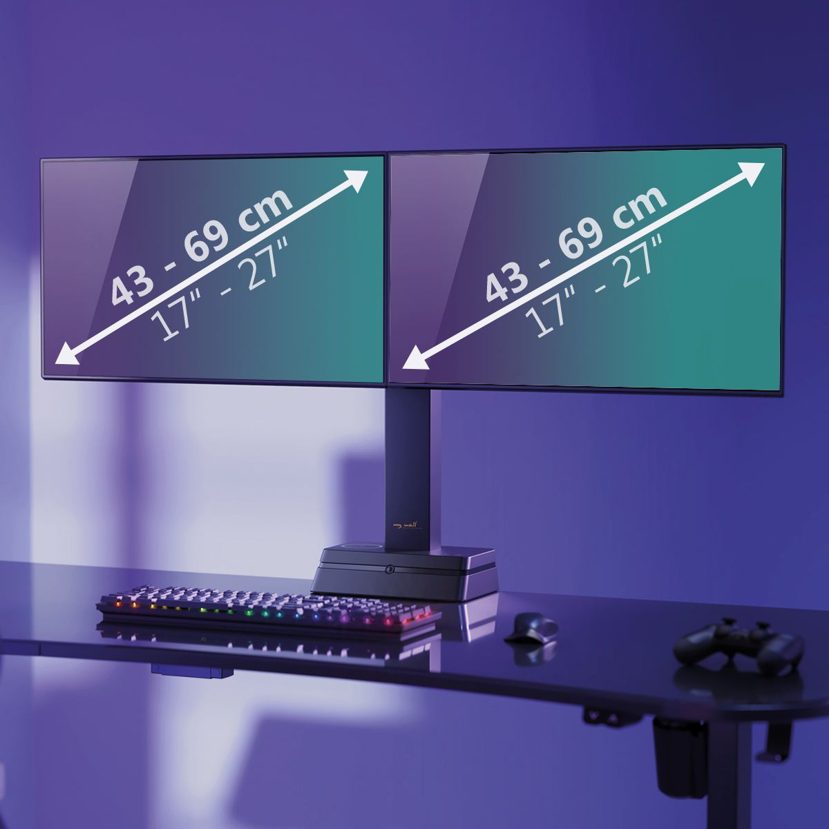 Zwei Monitore mit Größenangaben, Tastatur, Maus und Gamecontroller auf einem Schreibtisch. Der Hintergrund ist ein lila-blauer Farbverlauf.