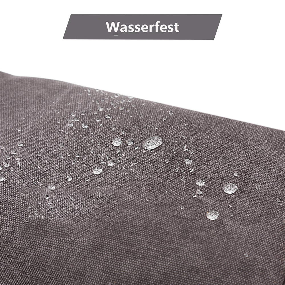 Nahaufnahme eines grauen, strukturierten Stoffes mit Wassertropfen. Ein Schild sagt 'Wasserfest'.