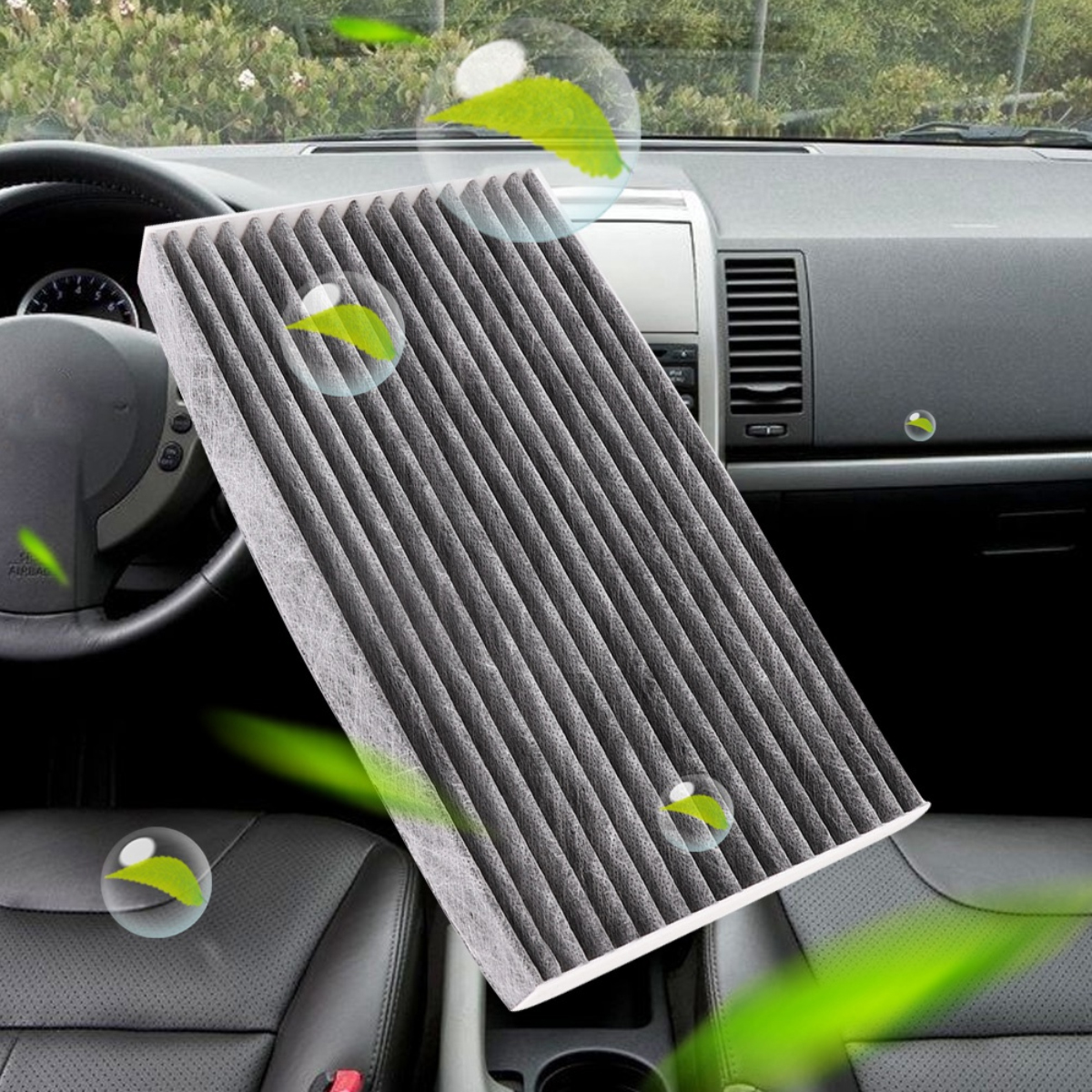 Ein neuer Auto-Luftfilter wird vor einem Fahrzeuginnenraum gehalten, mit Lenkrad und Armaturenbrett.