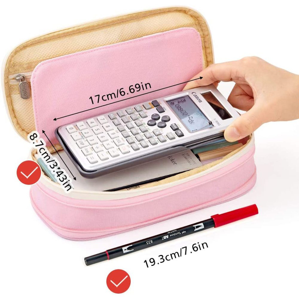 Ein pinkfarbenes Federmäppchen mit einem Taschenrechner und einem roten Stift. Eine Hand hält den Rechner.