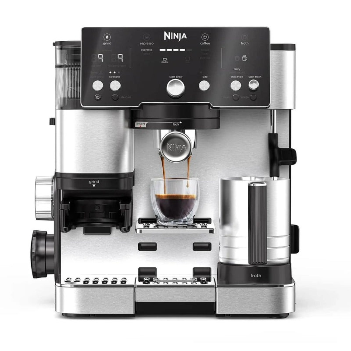 Eine Ninja-Espressomaschine brüht Kaffee in ein Glas. Die Maschine ist silber und schwarz und hat mehrere Knöpfe und einen Milchaufschäumer.