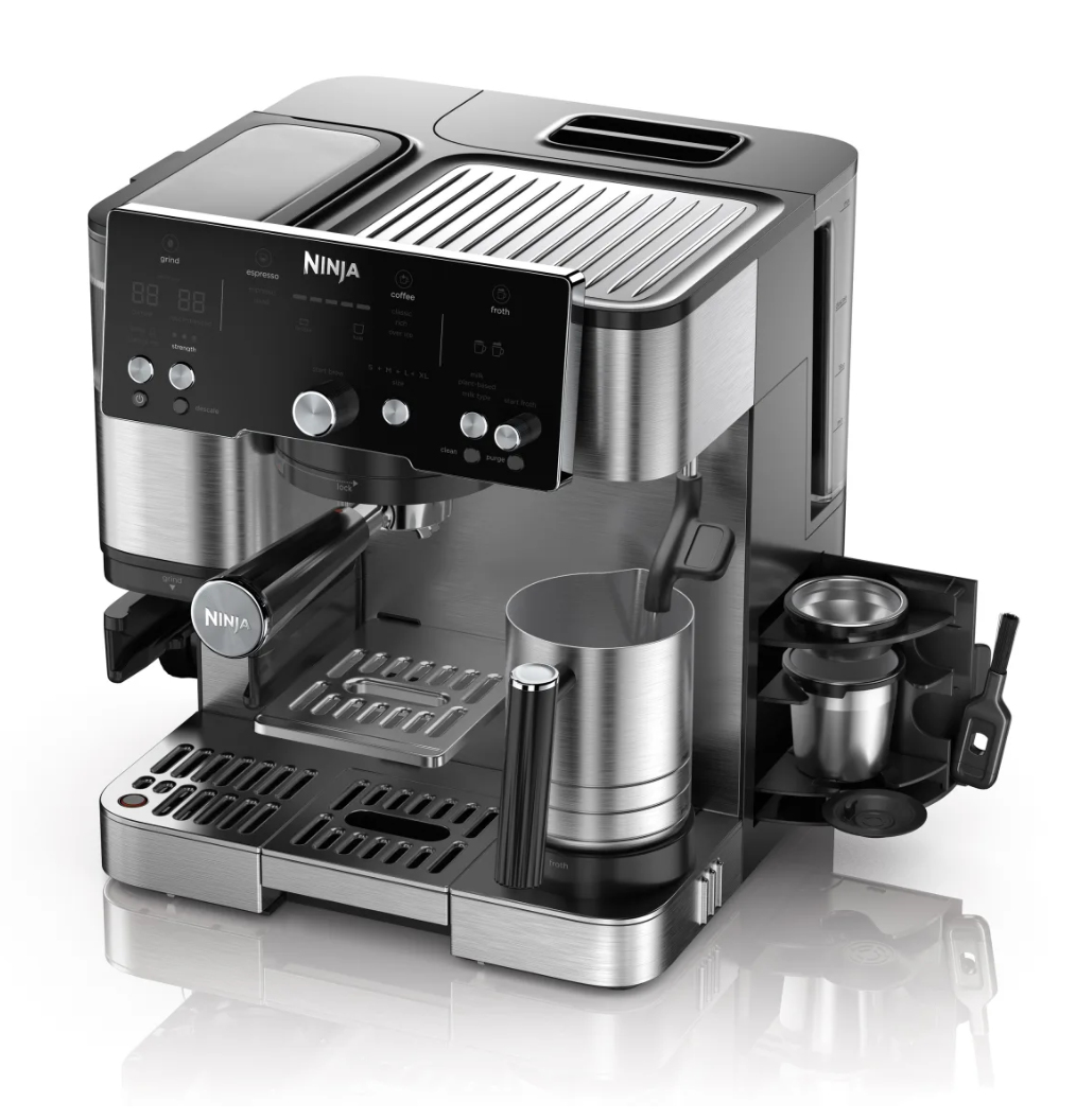 Eine Ninja Espressomaschine. Sie hat ein schwarz-silbernes Design. Die Maschine umfasst einen Siebträger, einen Milchaufschäumer und ein Bedienfeld.