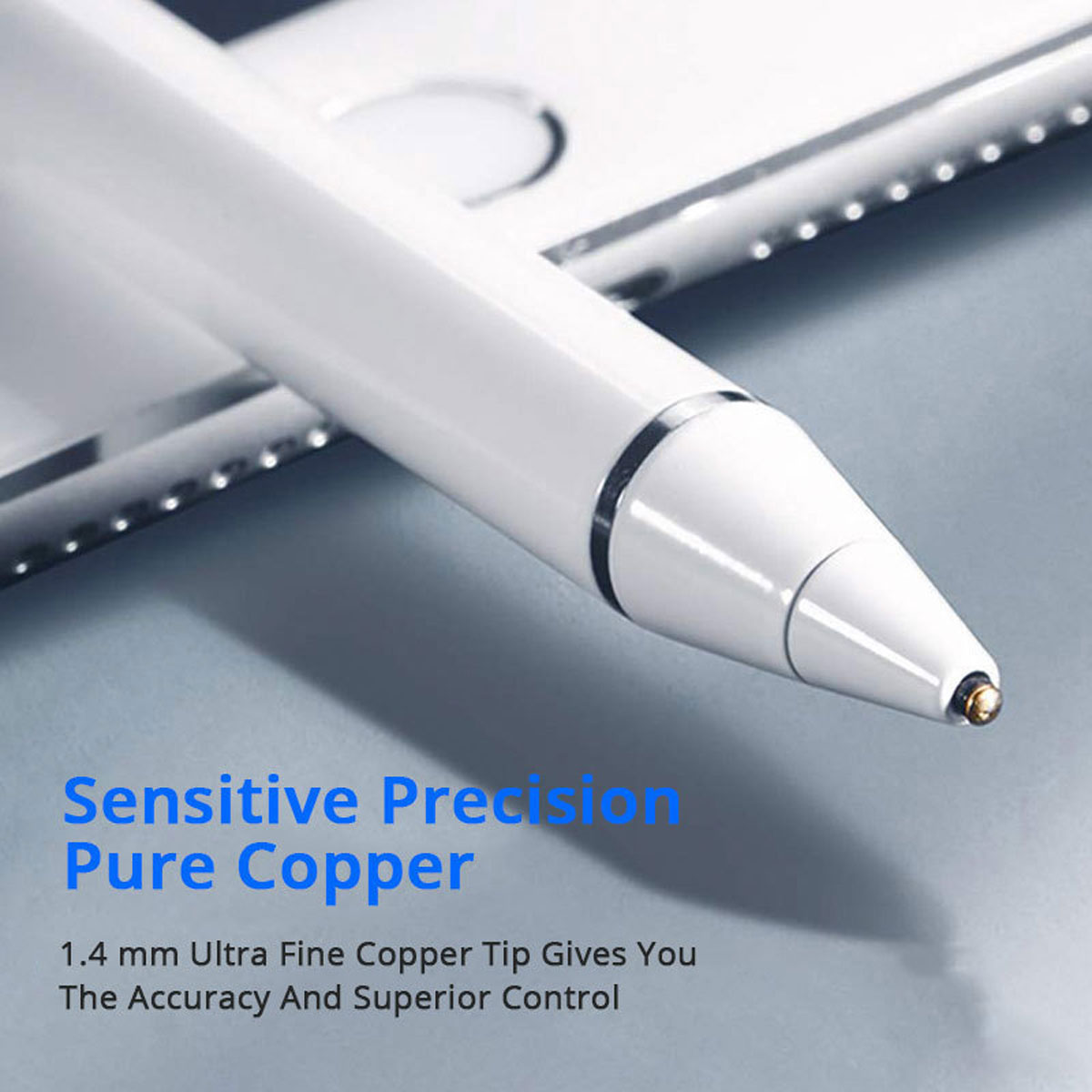 Ein weißer Stift mit Kupfer Spitze, auf einer grauen Oberfläche. Text unten: 'Sensitive Precision Pure Copper'.