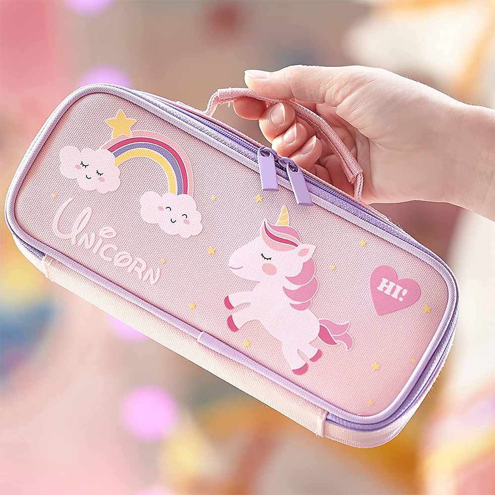 Ein rosa Federmäppchen mit Einhorn, Regenbogen und Wolken. Eine Hand hält das Etui. Das Wort "Unicorn" ist darauf geschrieben.