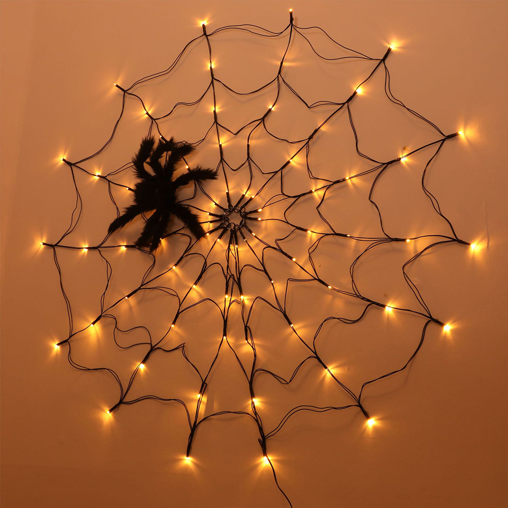 Eine Halloween-Dekoration aus einem Lichter-Spinnennetz mit einer schwarzen Spinne.