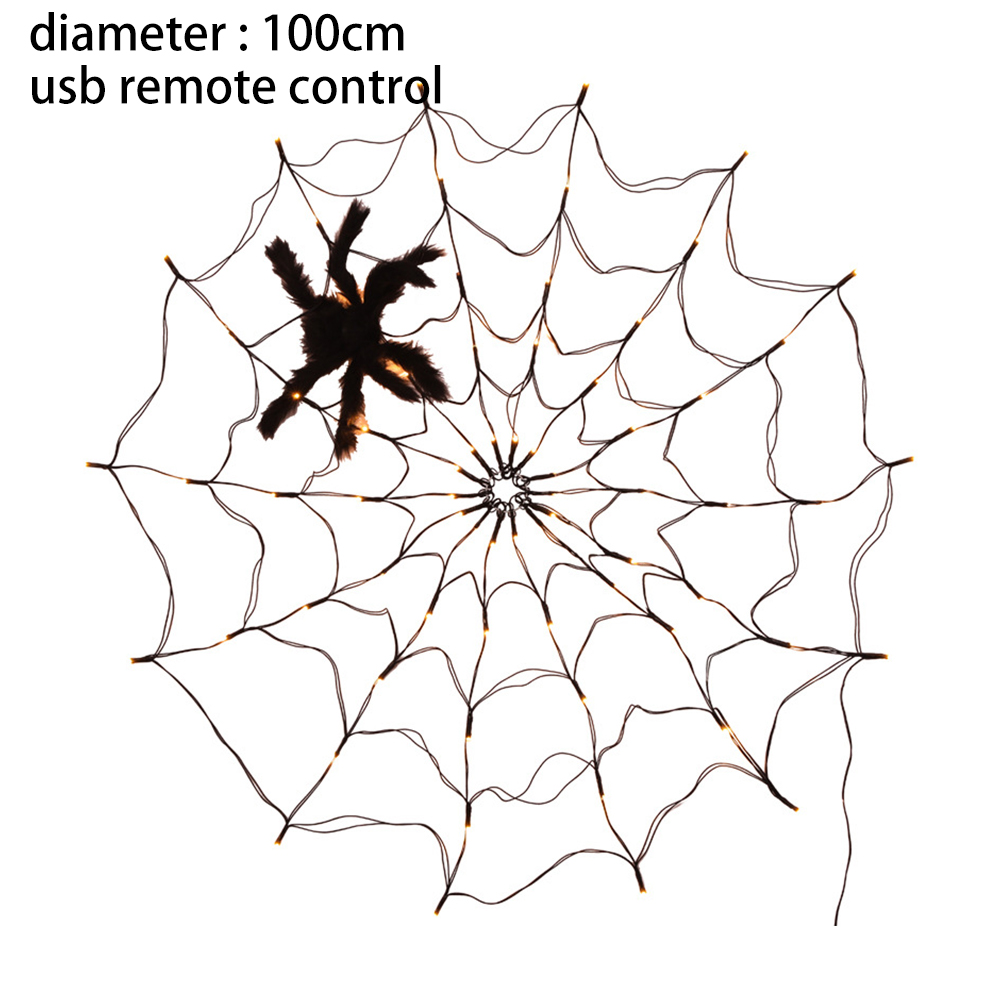 Ein dekoratives Halloween-Spinnennetz mit einer schwarzen Spinne in der Mitte, beleuchtet mit kleinen Lichtern, auf weißem Hintergrund.