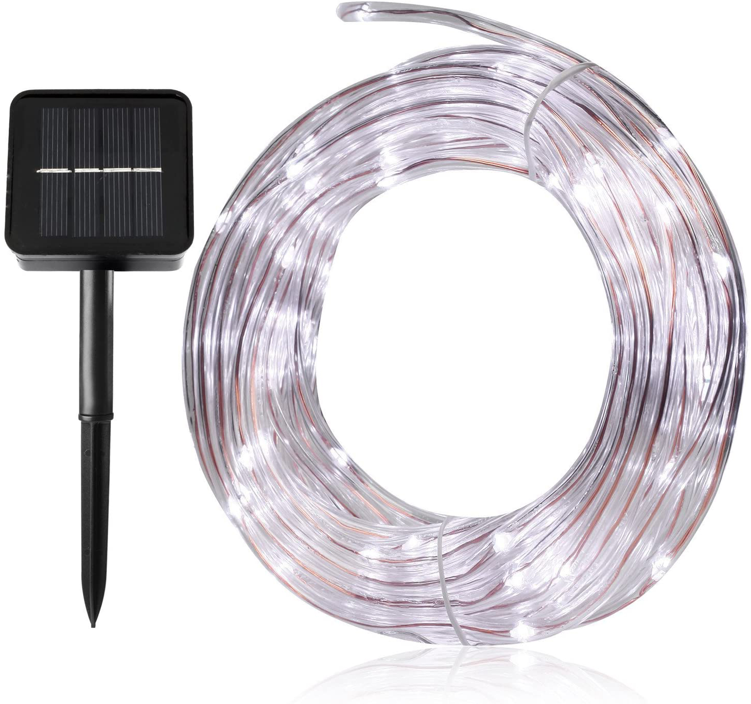 Ein Solarpanel mit schwarzem Pfahl neben einer Spule weißer Lichterketten. Die Lichter sind klar mit kleinen weißen Lichtern.