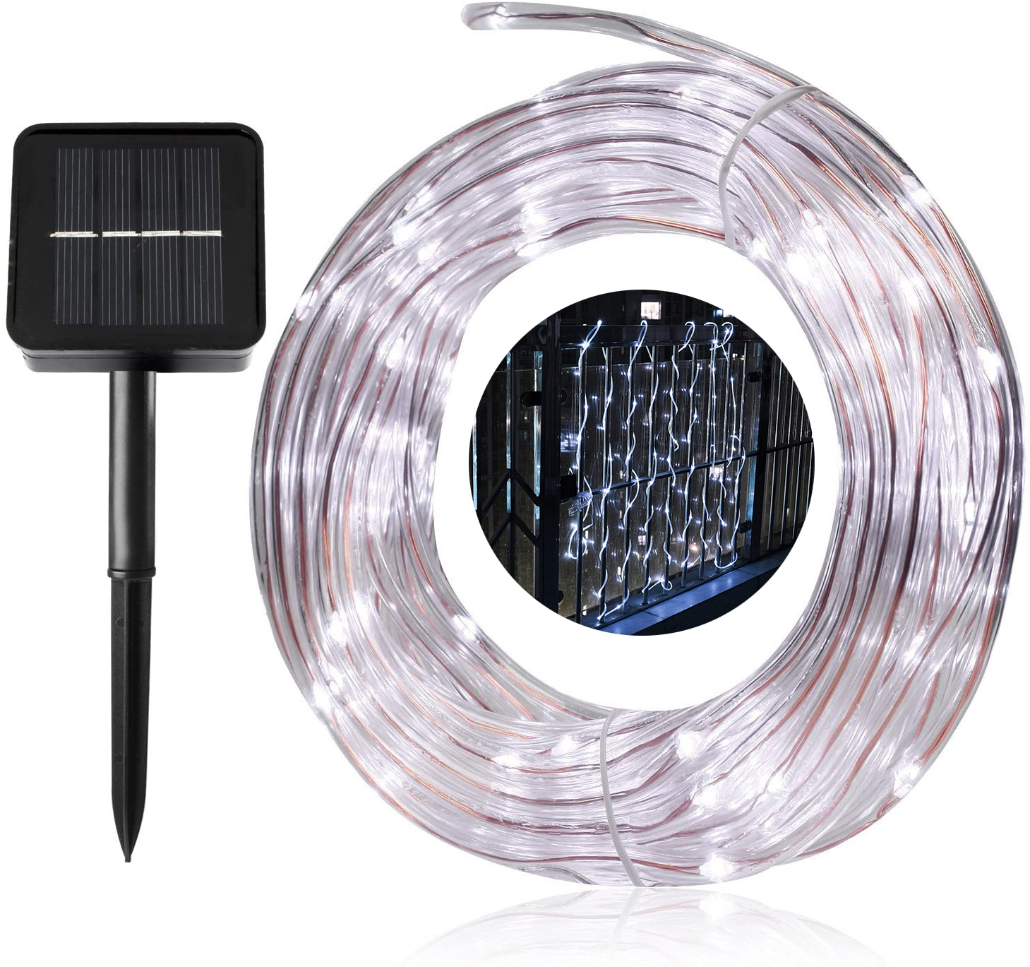 Solarbetriebene Lichterkette aufgerollt. Auf der linken Seite befindet sich ein Solarpanel. Die Lichter sind weiß und in einem transparenten Schlauch verpackt.