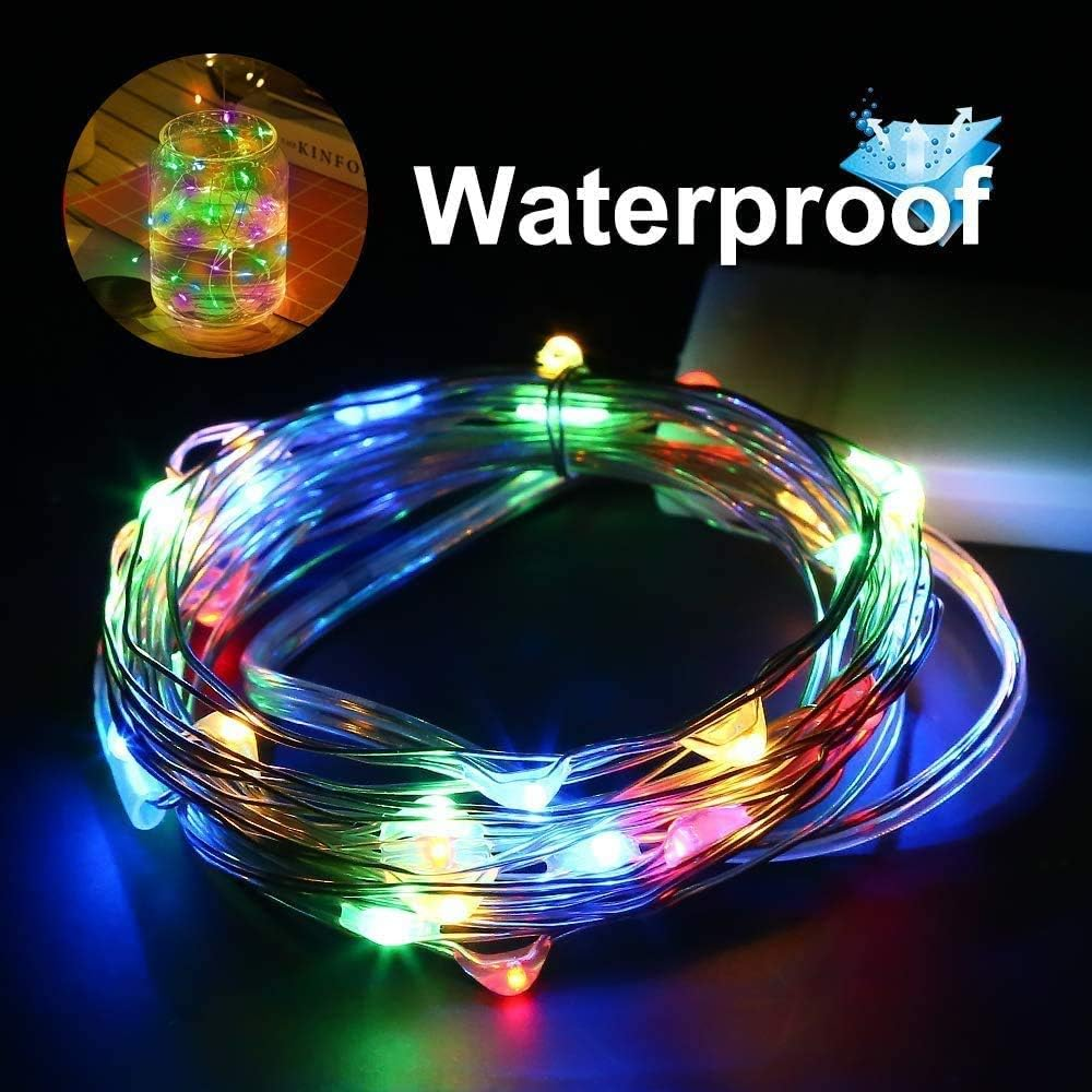 Lichterketten mit bunten LEDs. Ein Glas mit Lichtern in der Ecke, das Wort 'Waterproof' steht darauf.
