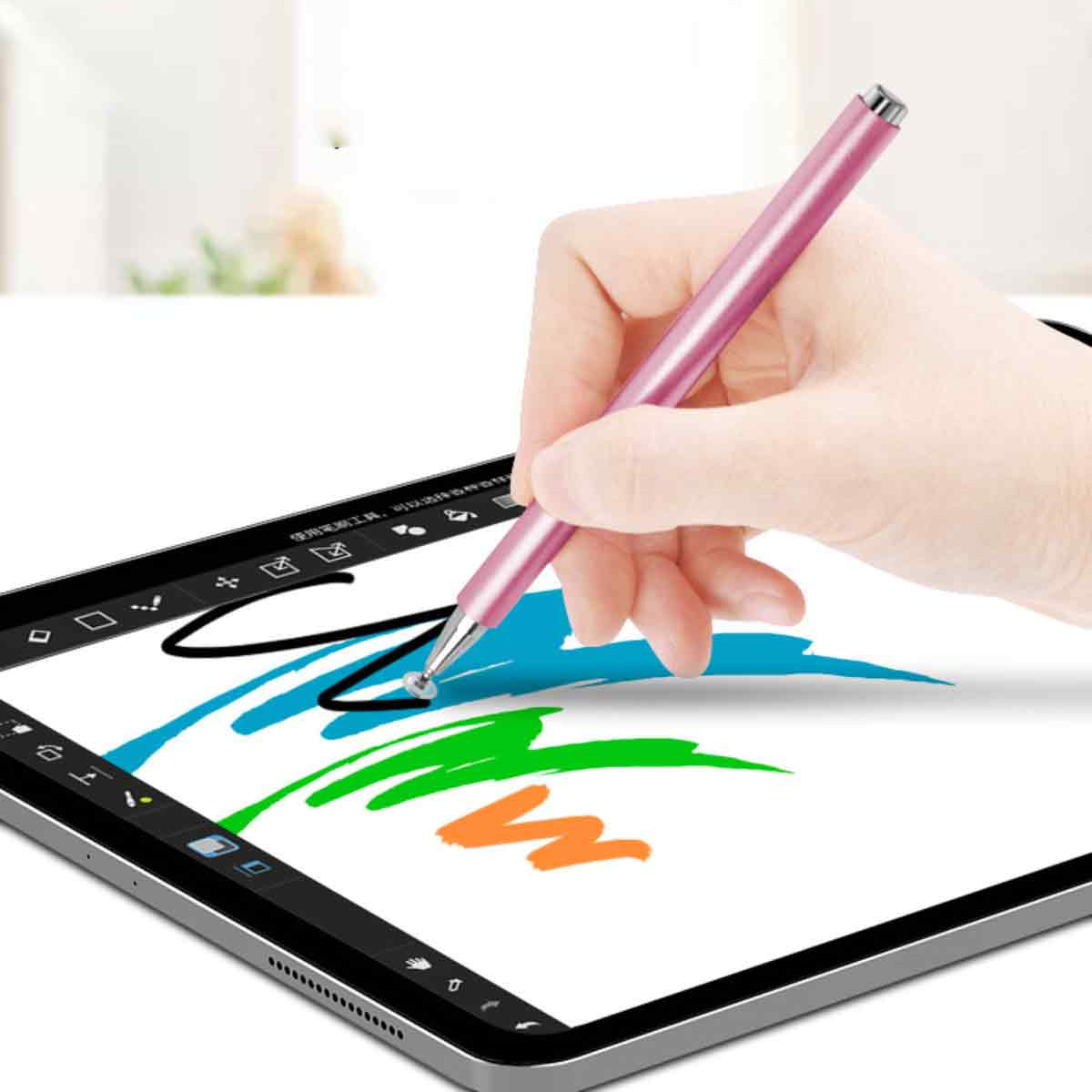Eine Hand, die einen rosa Stift hält und auf einem Tablet zeichnet. Das Tablet zeigt farbenfrohe Striche. Der Hintergrund ist verschwommen weiß.