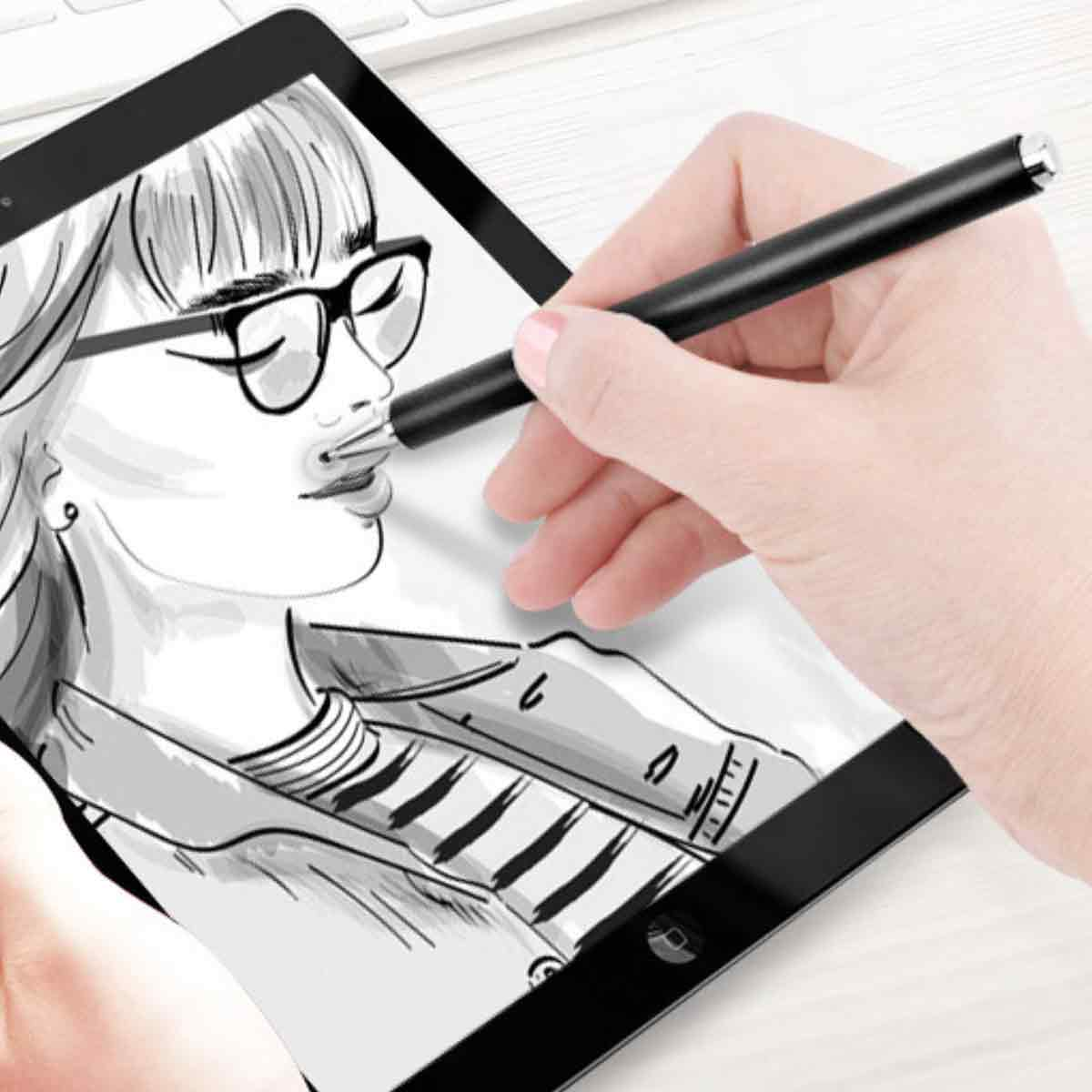 Eine Hand, die einen schwarzen Stift hält, zeichnet auf einem Tablet-Bildschirm. Der Bildschirm zeigt eine Skizze einer Frau mit Brille.