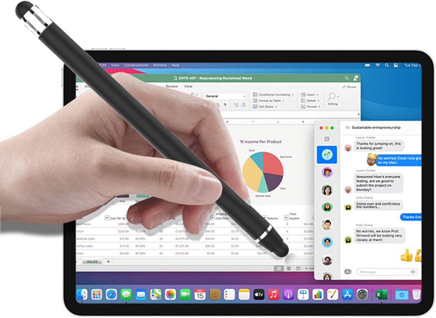 Eine Hand hält einen Stift über einem Tablet, das eine Tabelle und einen Chat anzeigt. Der Stift ist schwarz und silber.
