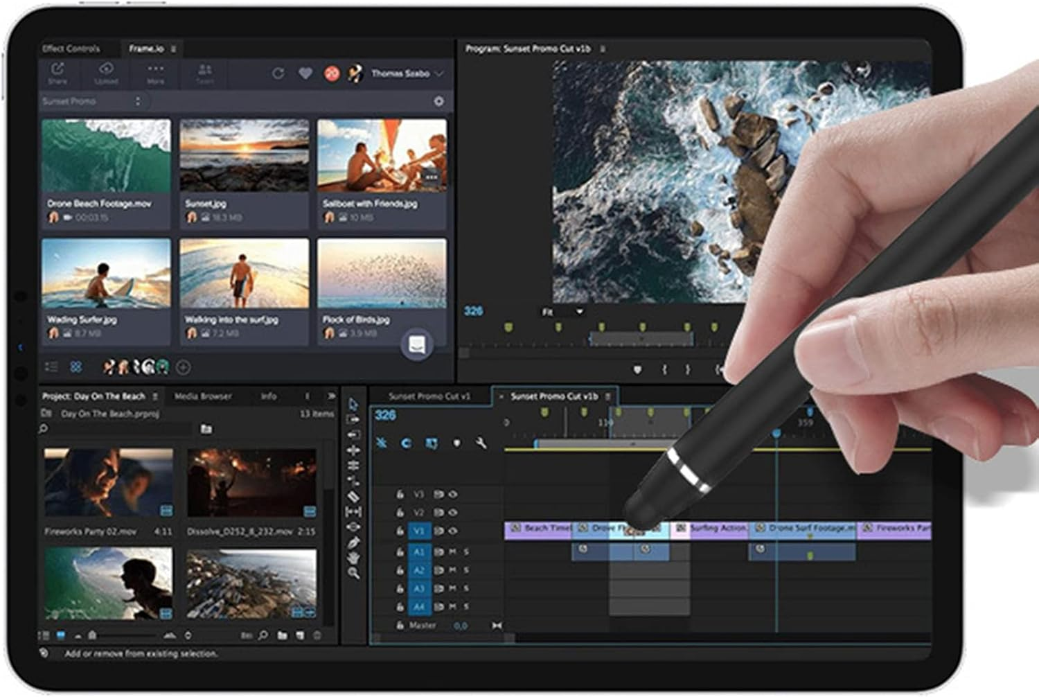 Tablet mit Videobearbeitungssoftware. Hand hält Stift. Verschiedene Videoclips in der Zeitleiste und Vorschau.