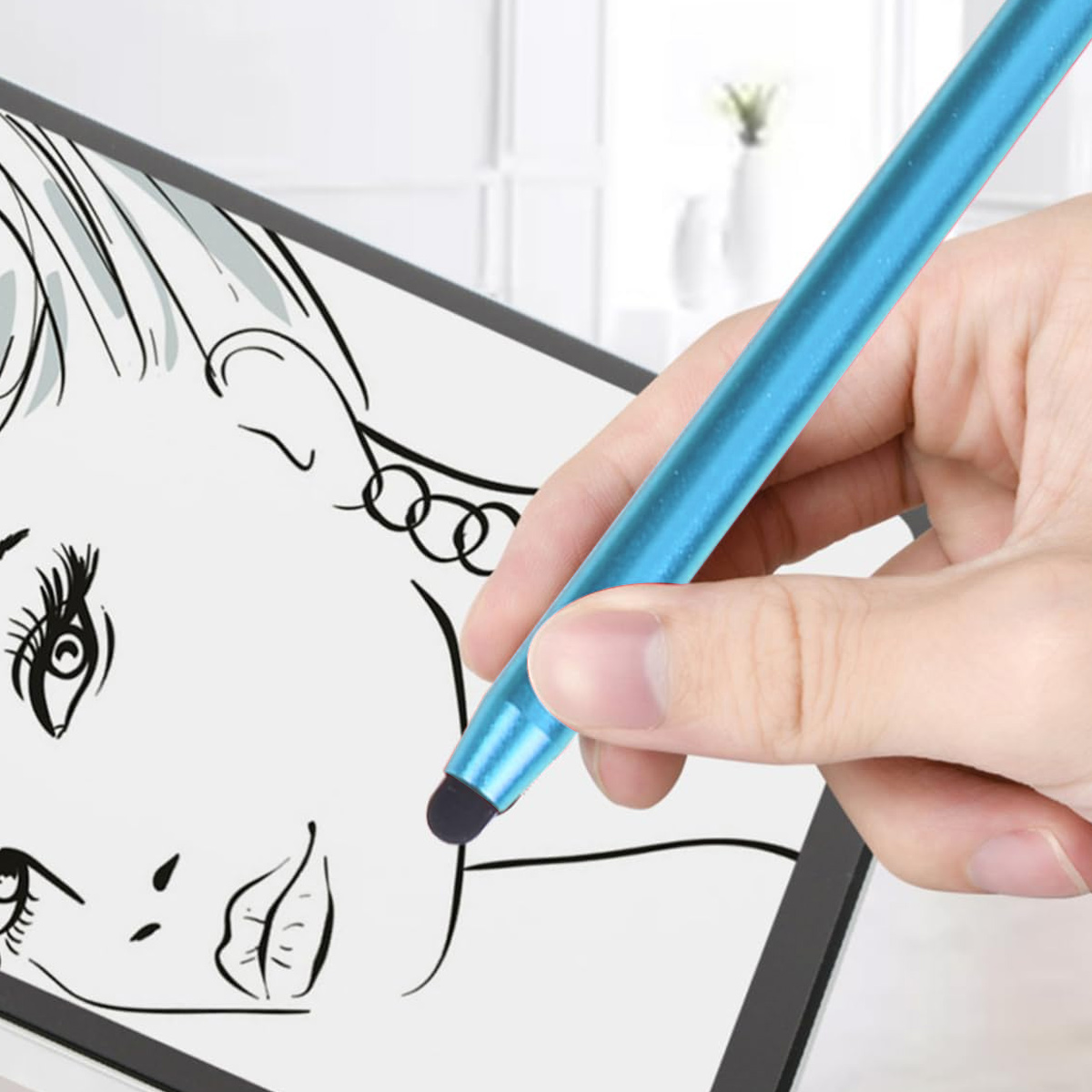 Eine Hand hält einen blauen Stift über einem Tablet mit einer Skizze eines Frauengesichts. Der Hintergrund ist unscharf.