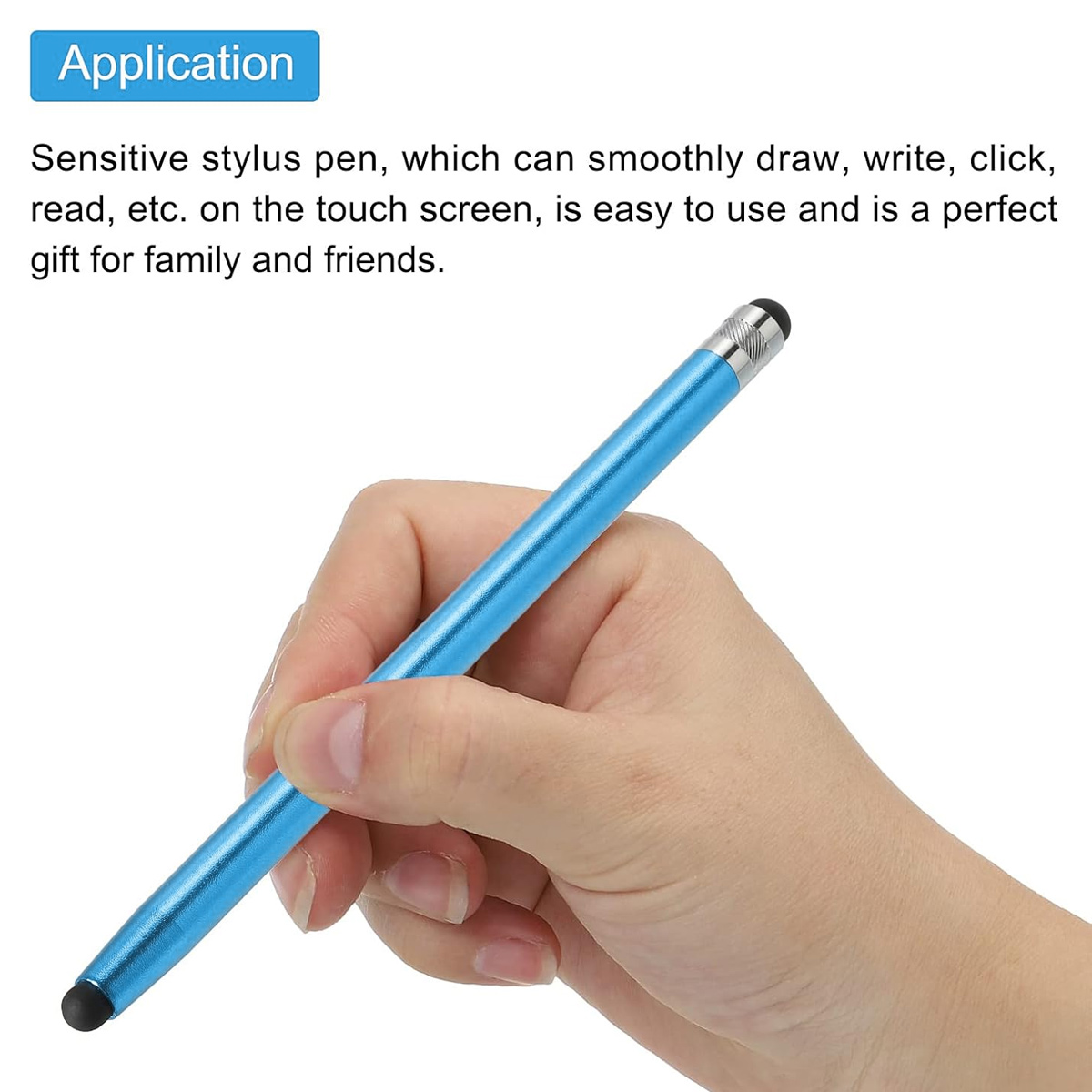 Eine Hand hält einen blauen Stift. Der Stift hat eine schwarze Spitze und silberne Akzente. Der Hintergrund ist weiß.