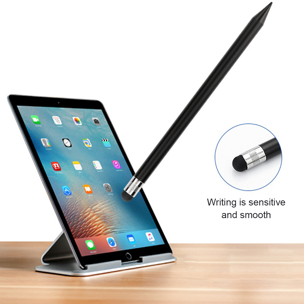 Ein schwarzer Stift zeigt auf einen Tablet-Bildschirm mit Apps. Nahaufnahme der Stiftspitze. Text: 'Schreiben ist empfindlich'.