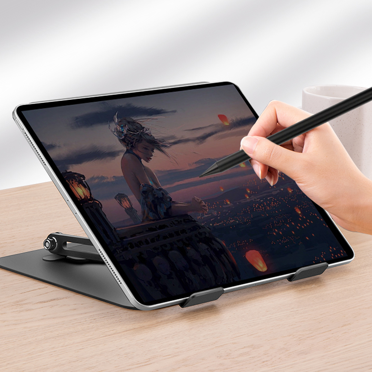 Ein Tablet auf einem Ständer mit einem Stift. Der Bildschirm zeigt eine Frau. Im Hintergrund ist eine Tasse zu sehen.