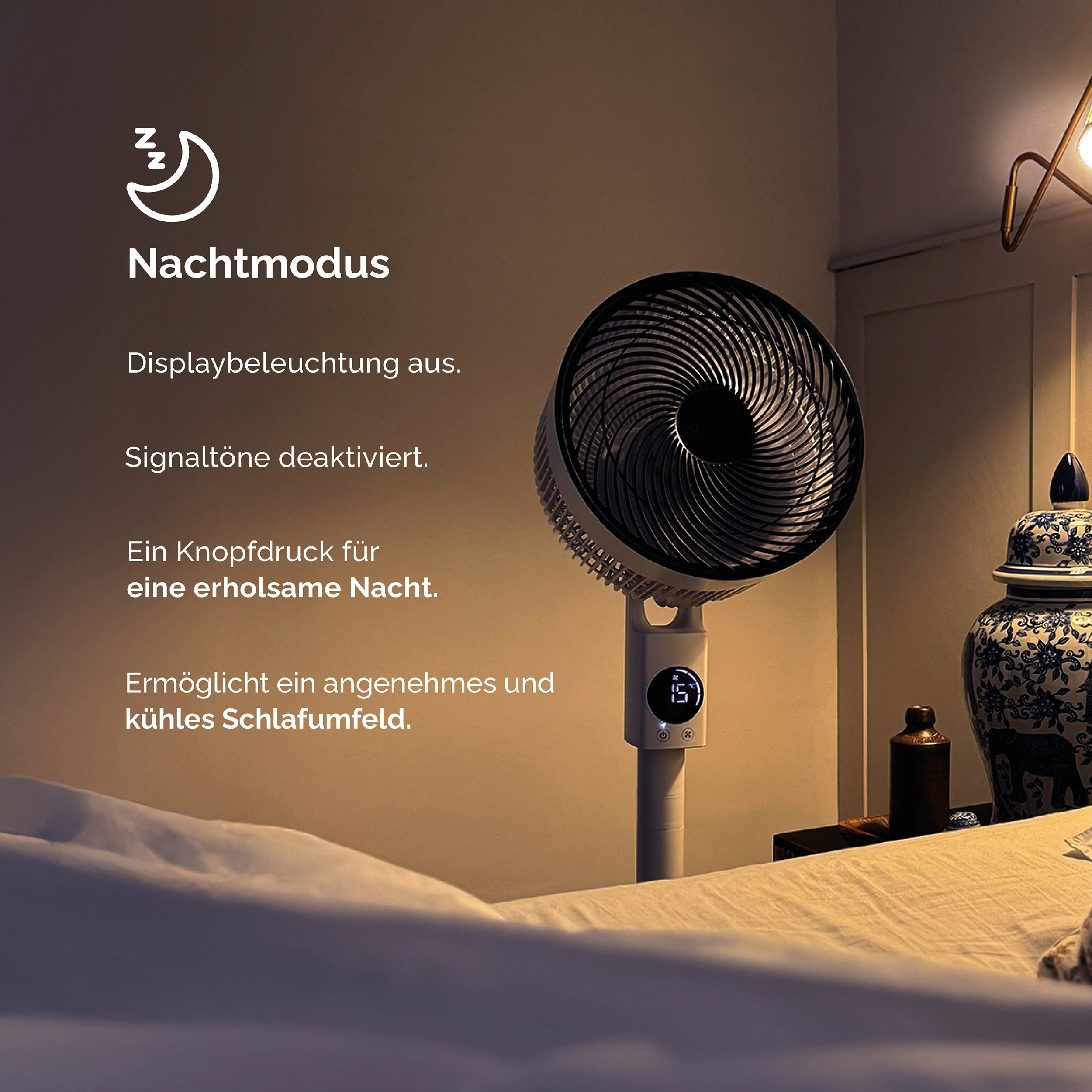 Biały wentylator z cyfrowym wyświetlaczem 15 stopni w sypialni. Tekst brzmi Nachtmodus.